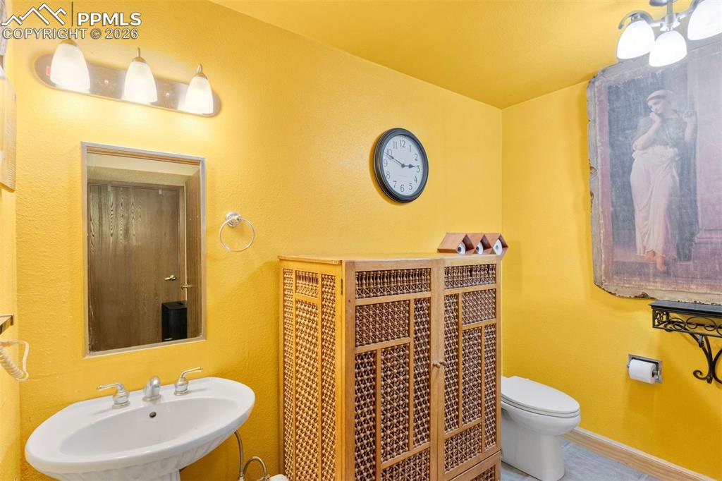 Image 16 of 21: Bathroom