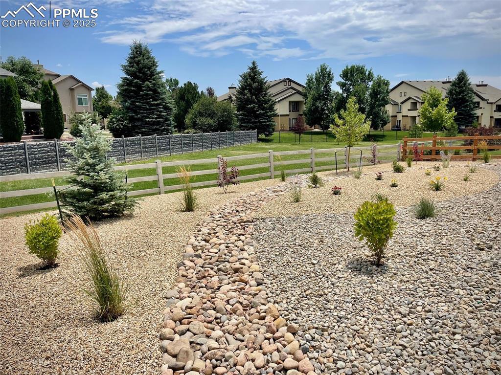 Image 26 of 31: Yard