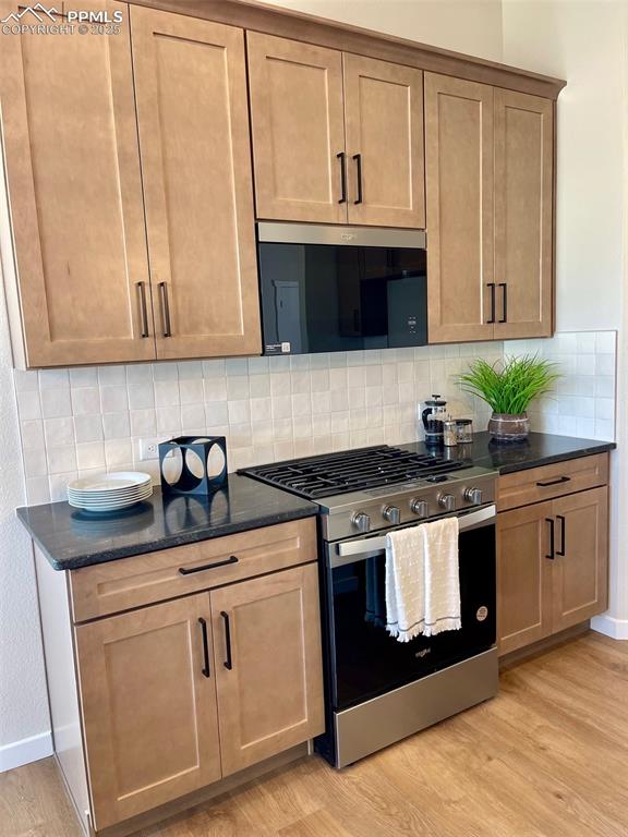 Image 3 of 31: Kitchen