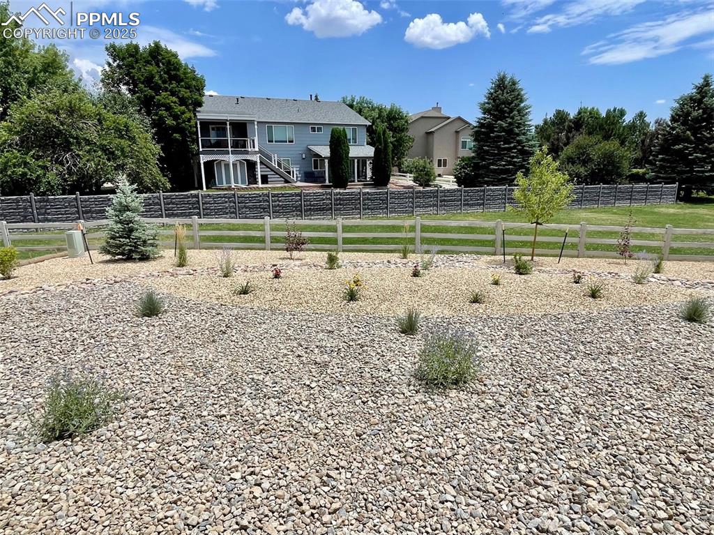 Image 30 of 31: Yard