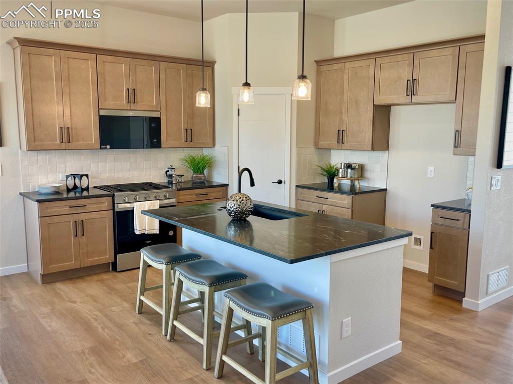 Image 4 of 31: Kitchen