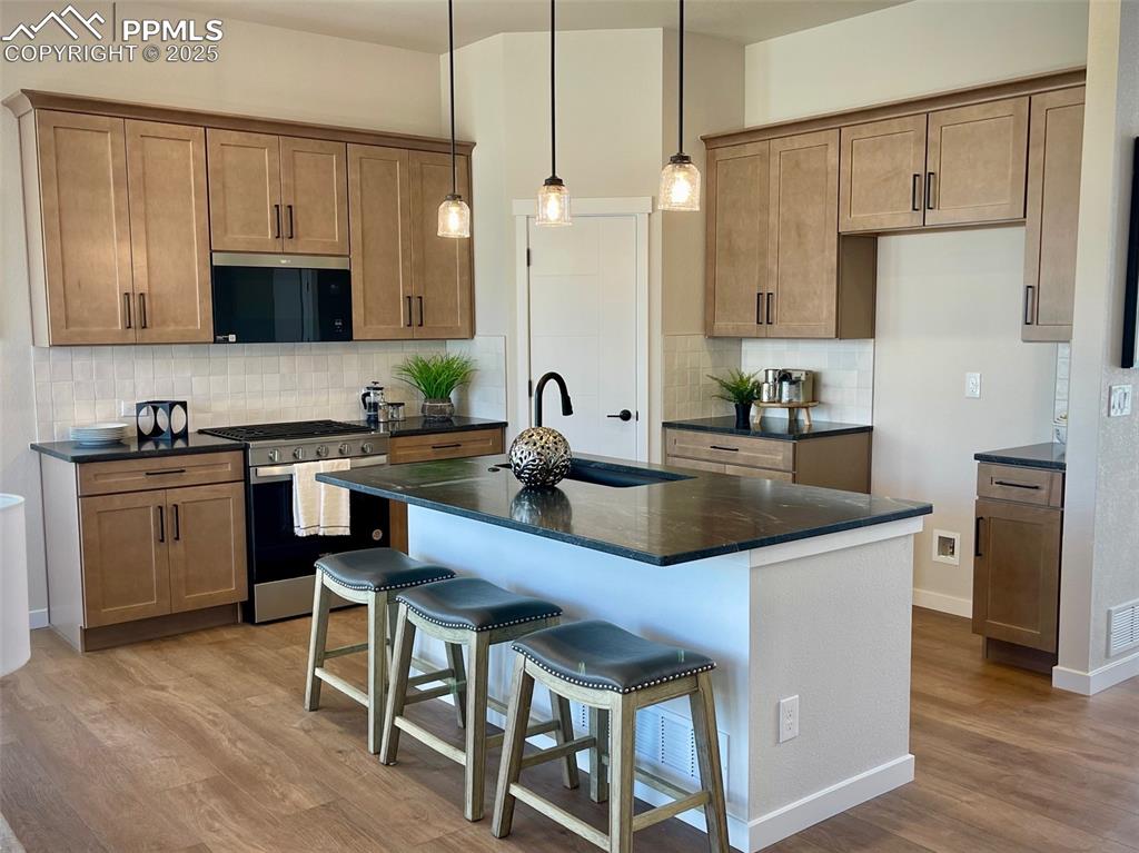 Image 5 of 31: Kitchen