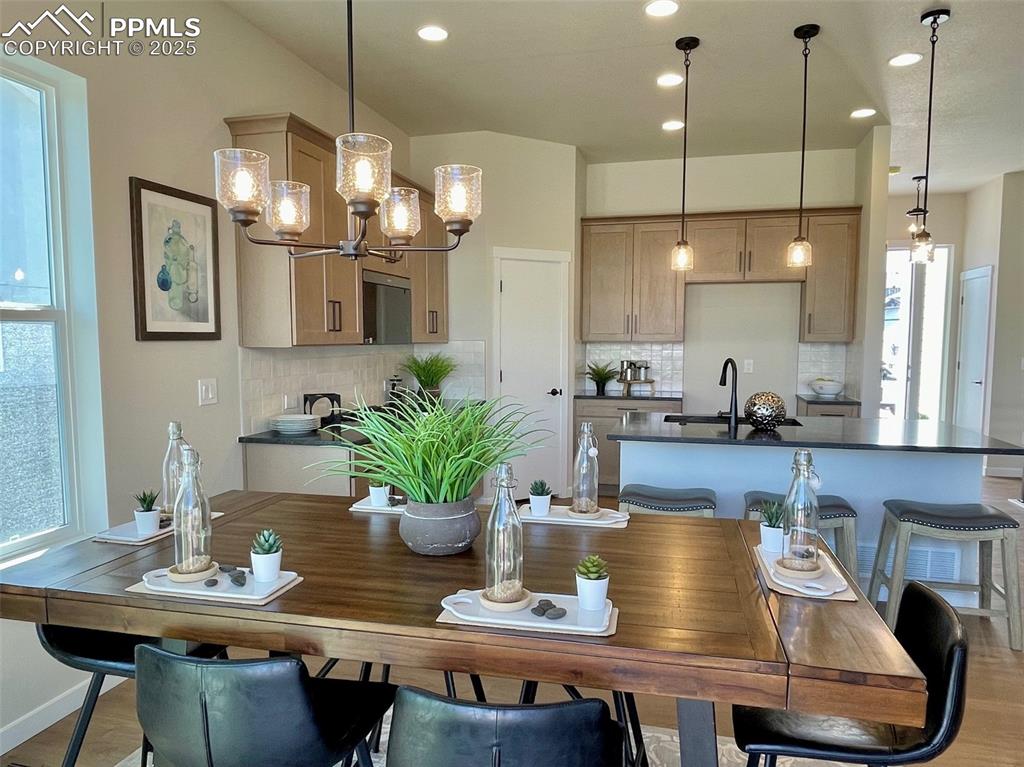 Image 9 of 31: Dining Area