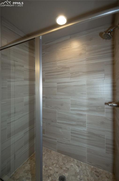 Image 33 of 40: Bathroom
