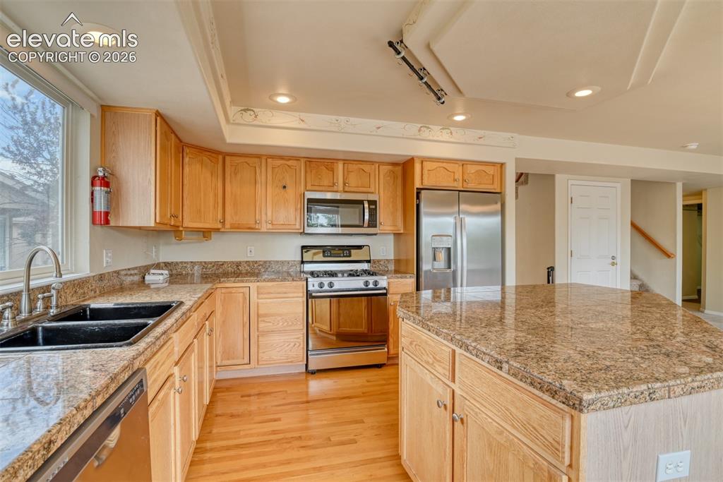 Image 18 of 50: Kitchen