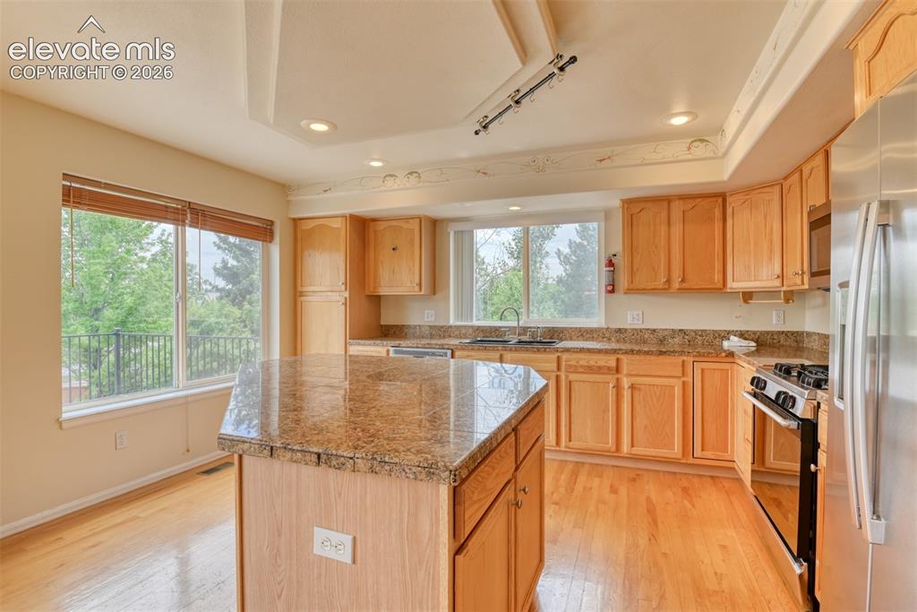 Image 19 of 50: Kitchen