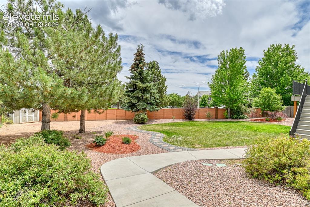 Image 9 of 50: Yard