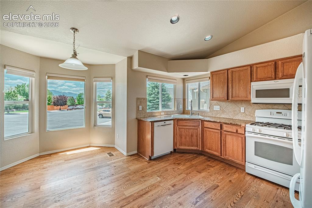 Image 14 of 50: Kitchen