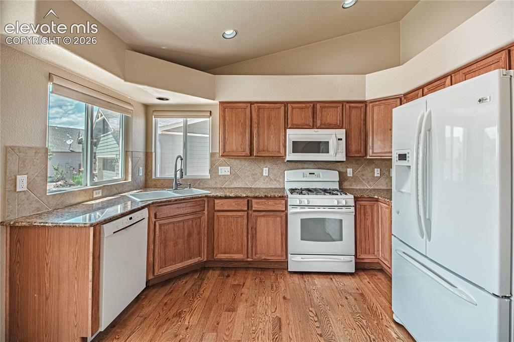 Image 15 of 50: Kitchen