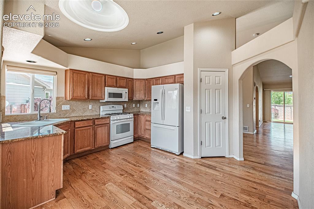 Image 16 of 50: Kitchen