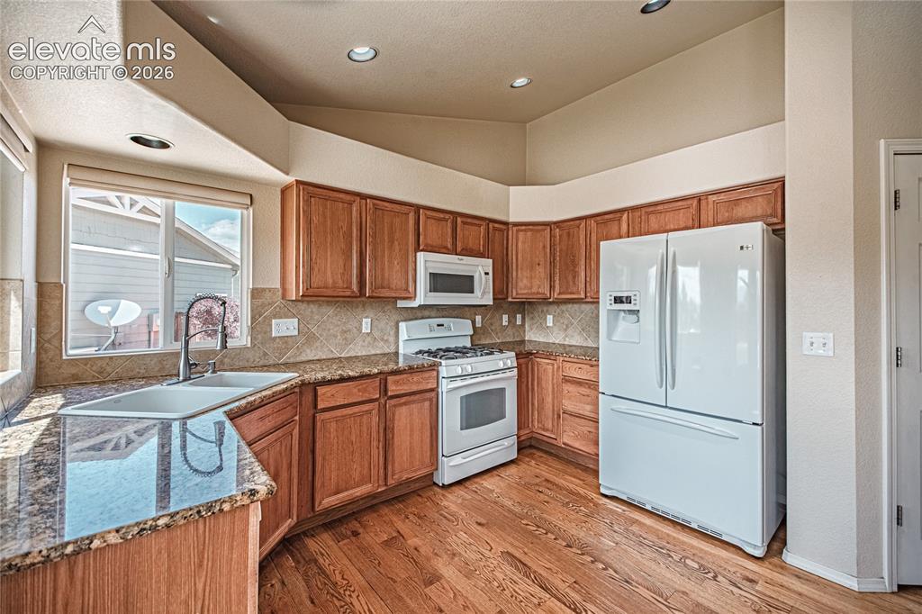 Image 17 of 50: Kitchen
