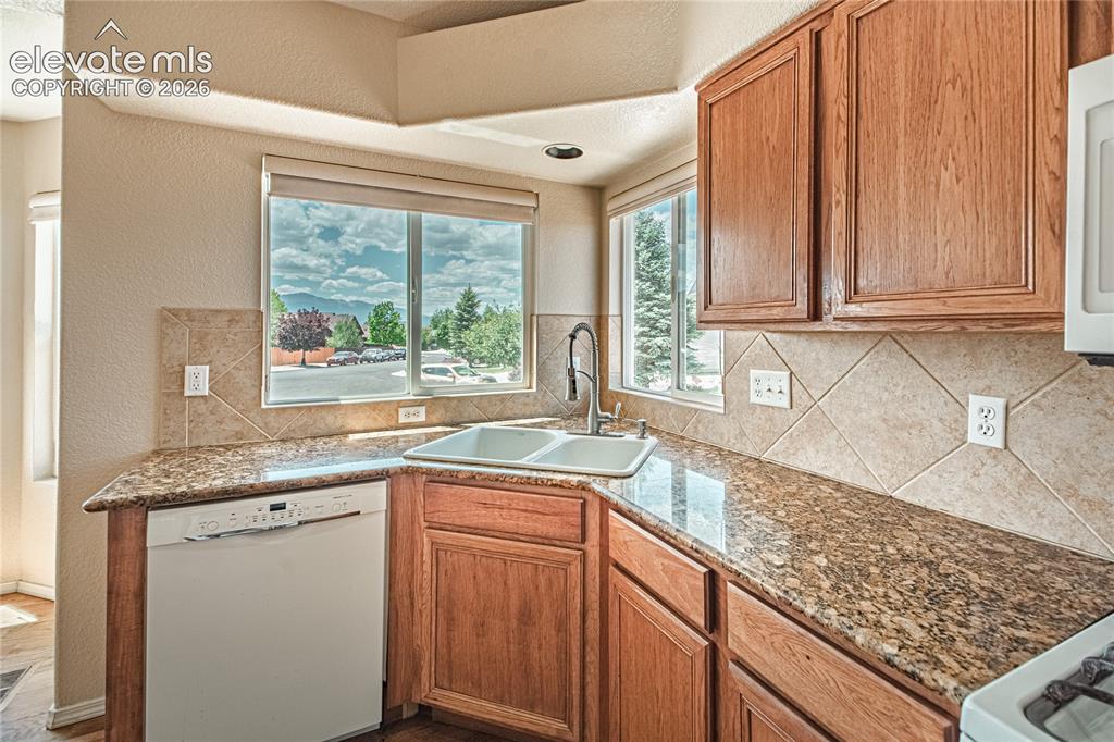 Image 18 of 50: Kitchen