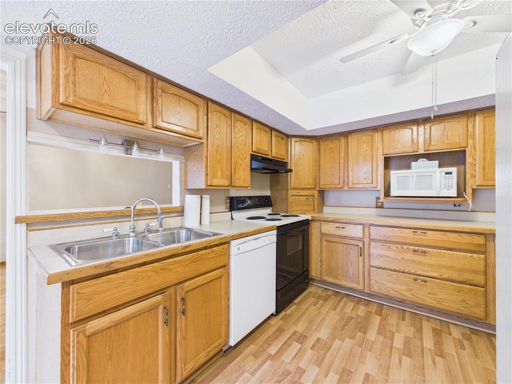 Image 11 of 29: Kitchen