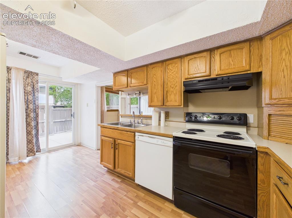 Image 13 of 29: Kitchen