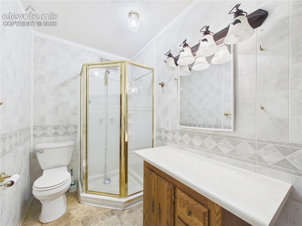 Image 16 of 29: Bathroom