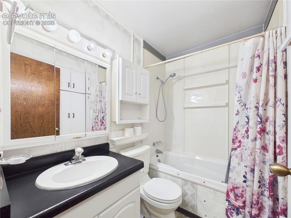 Image 20 of 29: Bathroom