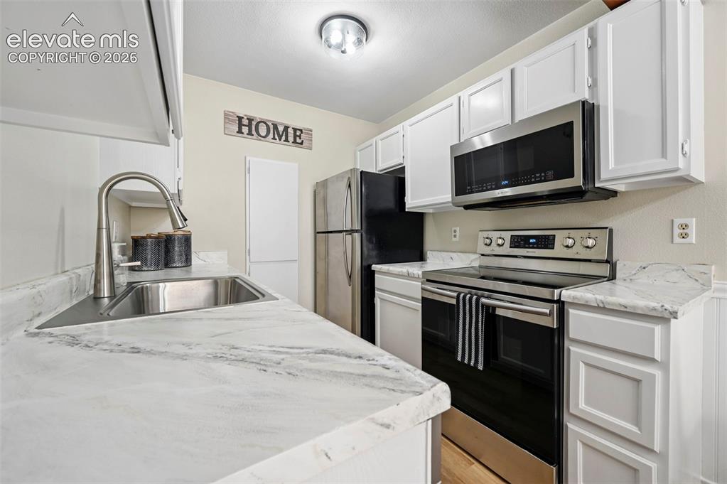 Image 5 of 18: Kitchen