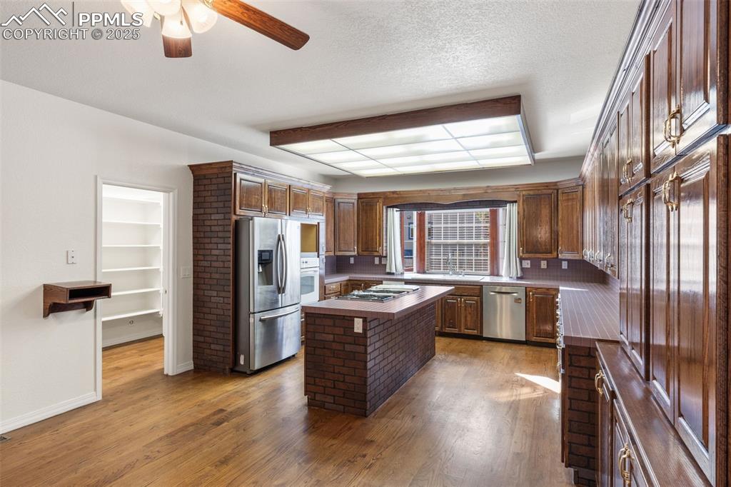 Image 16 of 50: Kitchen