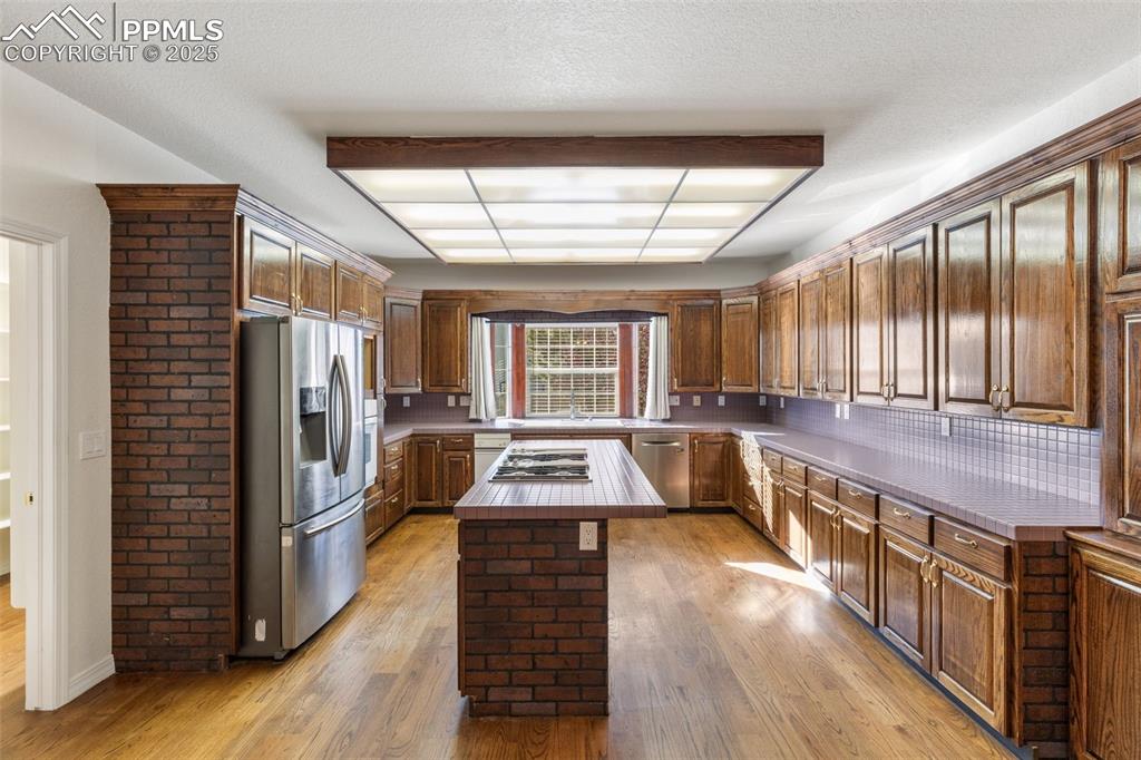 Image 17 of 50: Kitchen