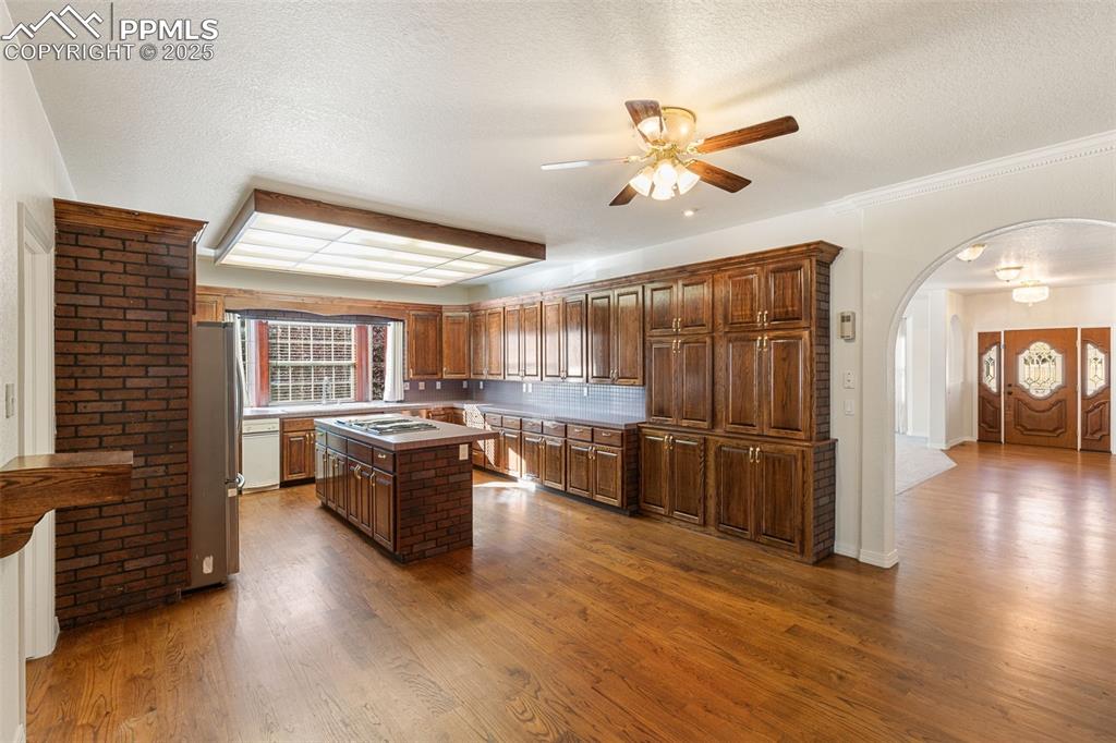 Image 18 of 50: Kitchen