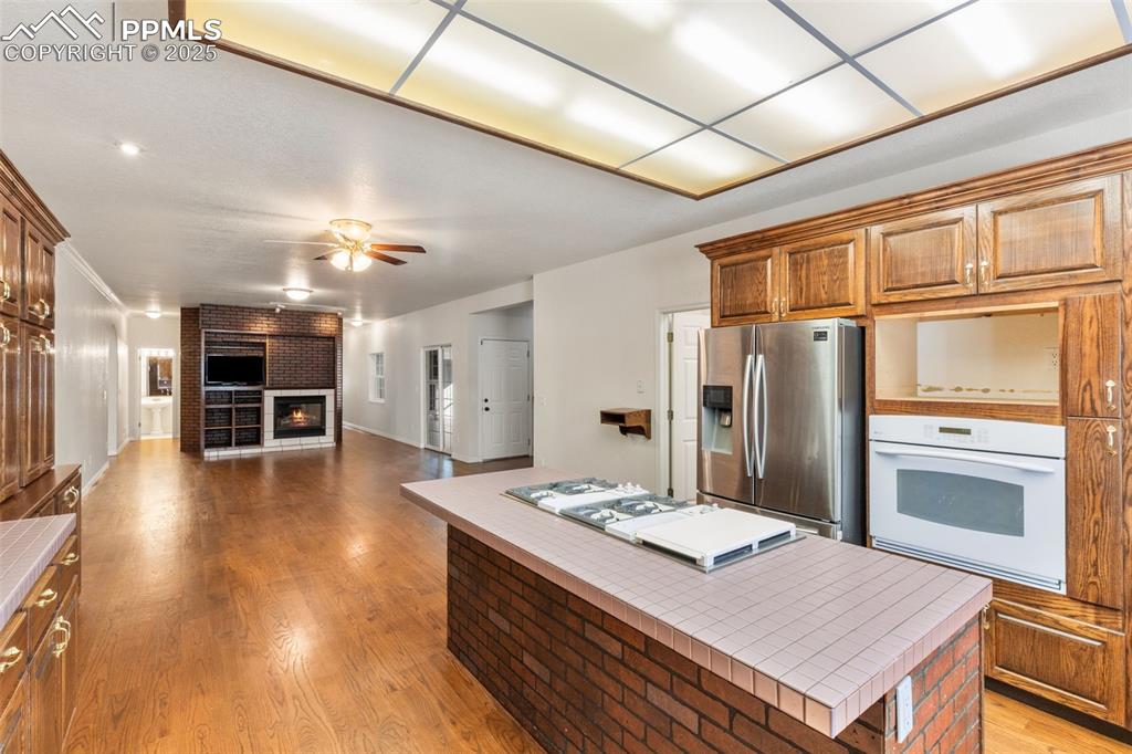 Image 19 of 50: Kitchen