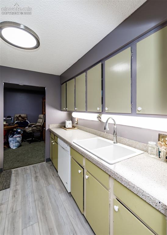 Image 16 of 38: Kitchen
