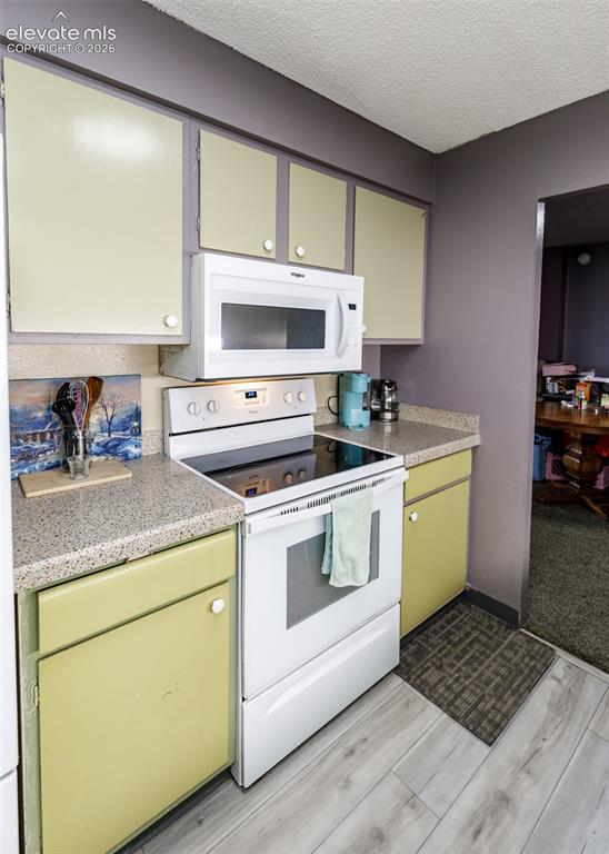 Image 17 of 38: Kitchen