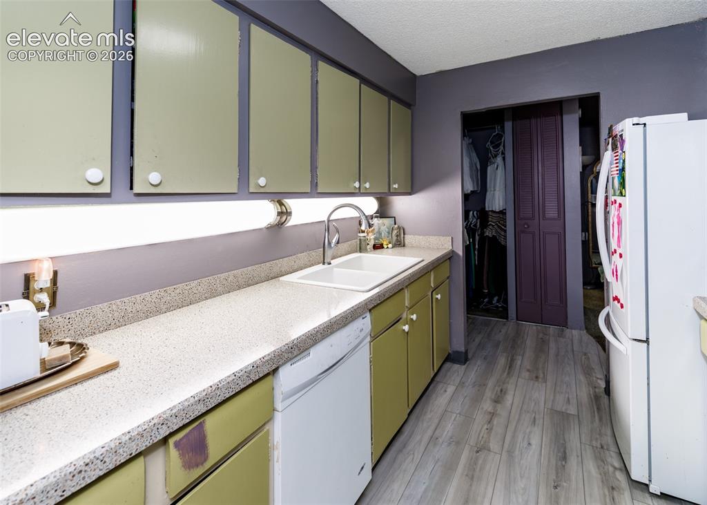 Image 18 of 38: Kitchen