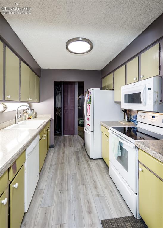 Image 19 of 38: Kitchen