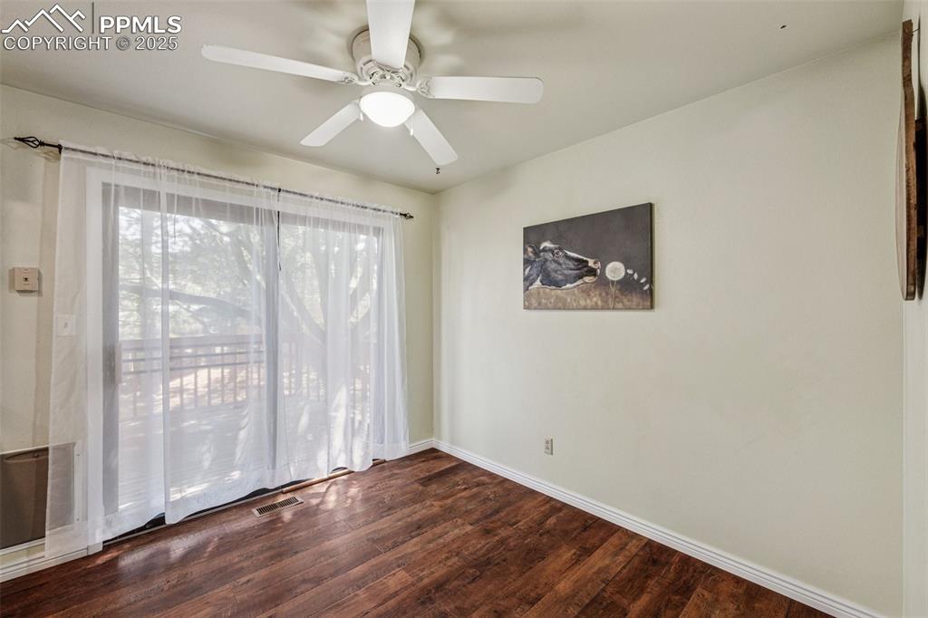 Image 18 of 44: Dining area