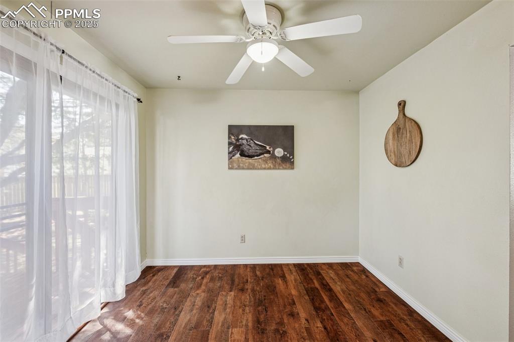 Image 19 of 44: Dining area