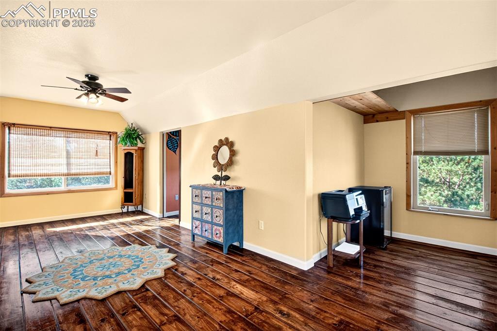 Image 33 of 42: Guest Quarters