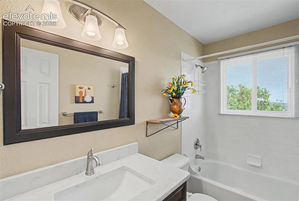 Image 36 of 48: Bathroom