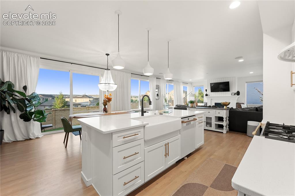 Image 10 of 44: Kitchen