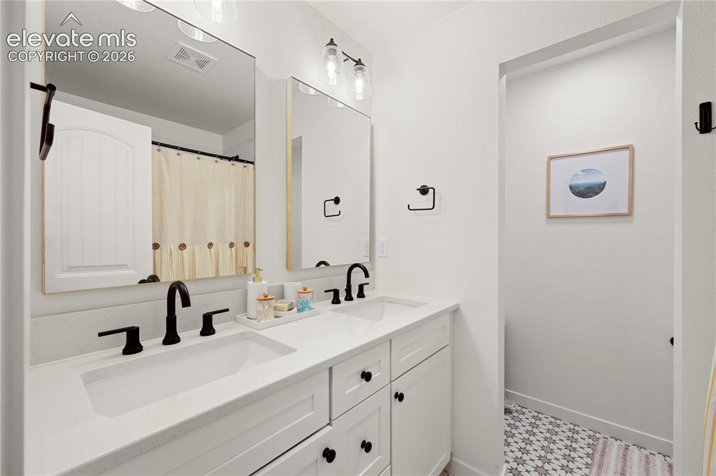 Image 17 of 44: Bathroom