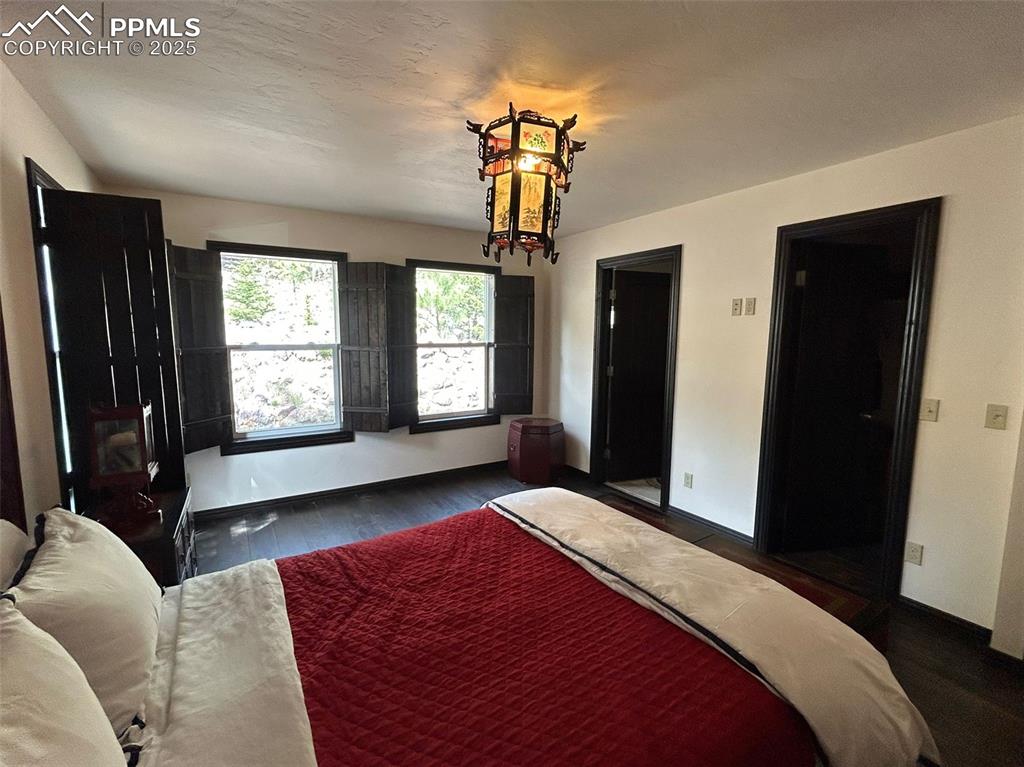 Image 10 of 15: Bedroom
