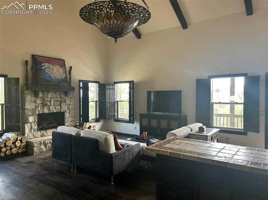 Image 4 of 15: Living Room