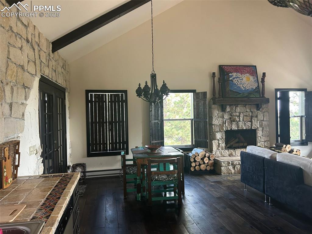 Image 5 of 15: Dining Area