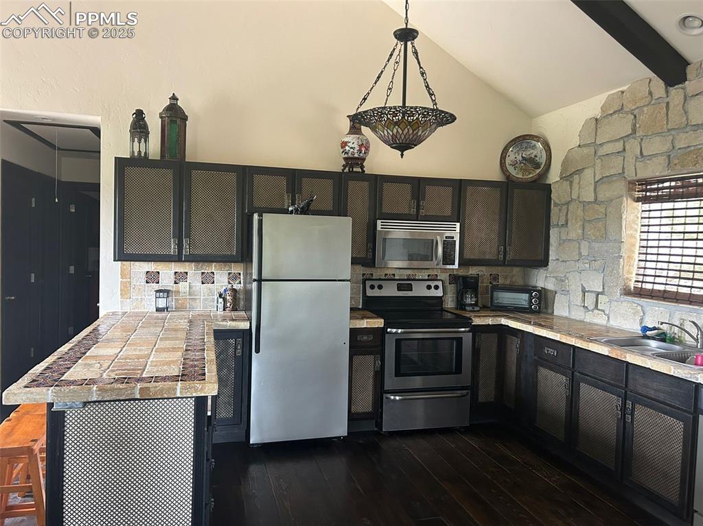 Image 6 of 15: Kitchen