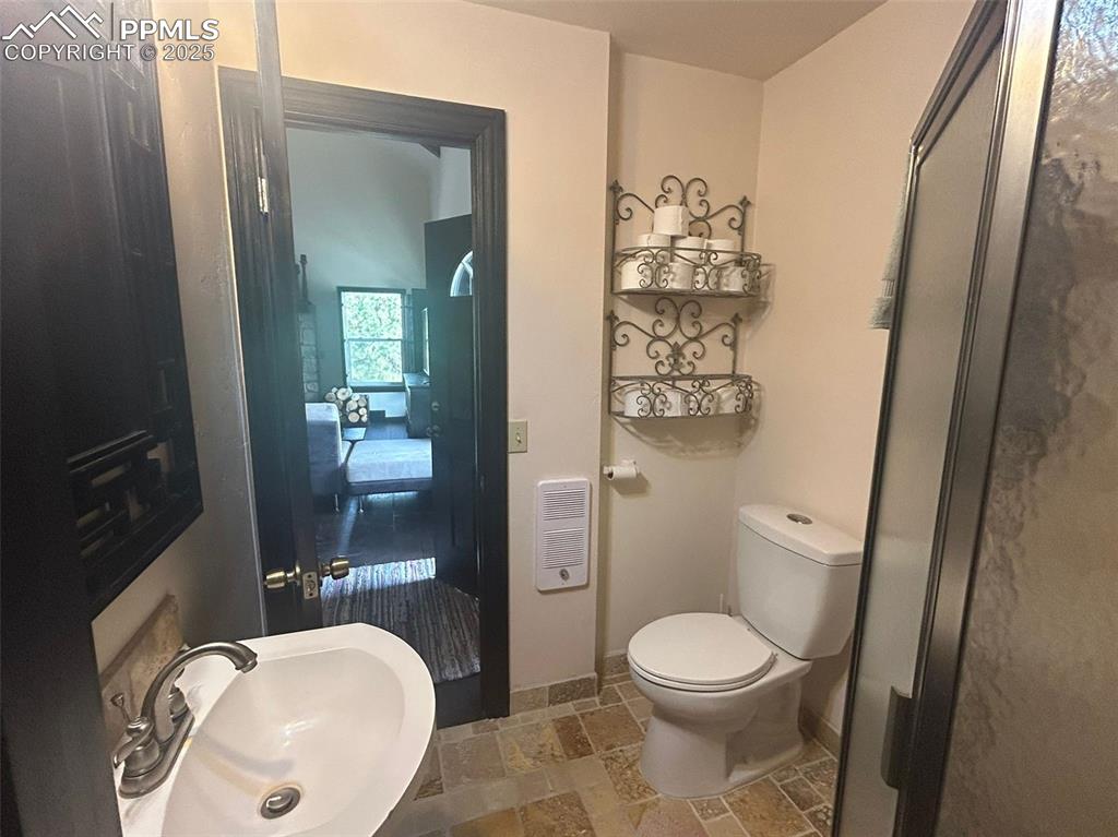 Image 7 of 15: Bathroom
