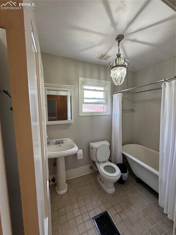 Image 15 of 28: Bathroom