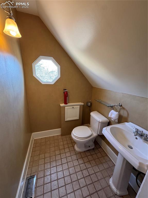 Image 19 of 28: Bathroom