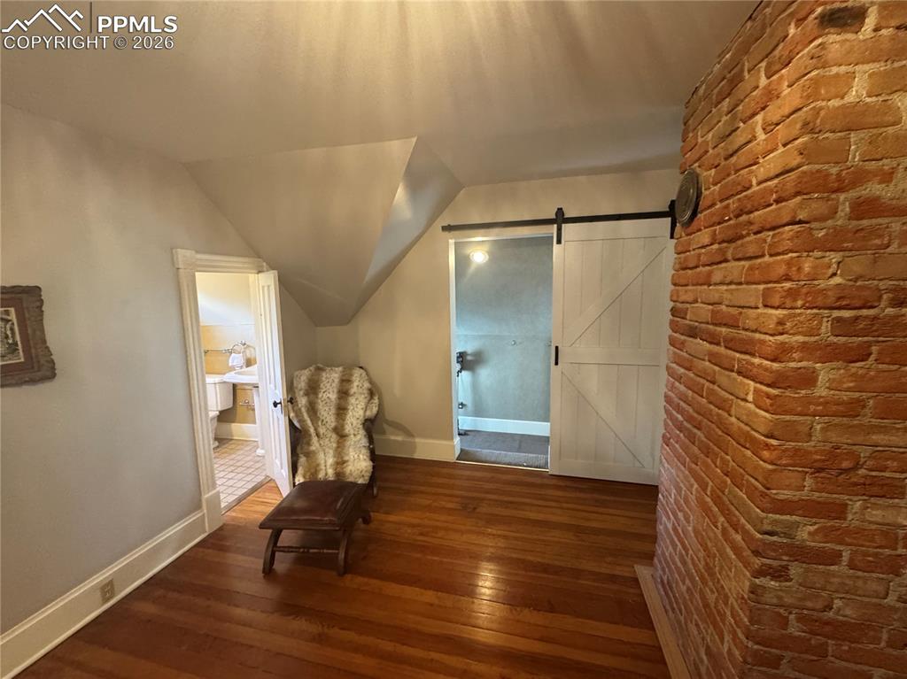 Image 20 of 28: Sitting Room