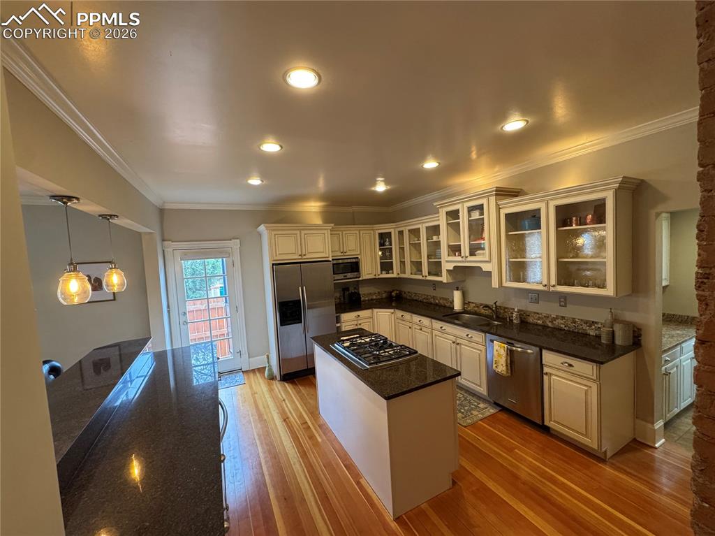 Image 7 of 28: Kitchen