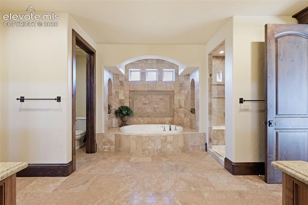 Image 23 of 49: Primary soaking tub.