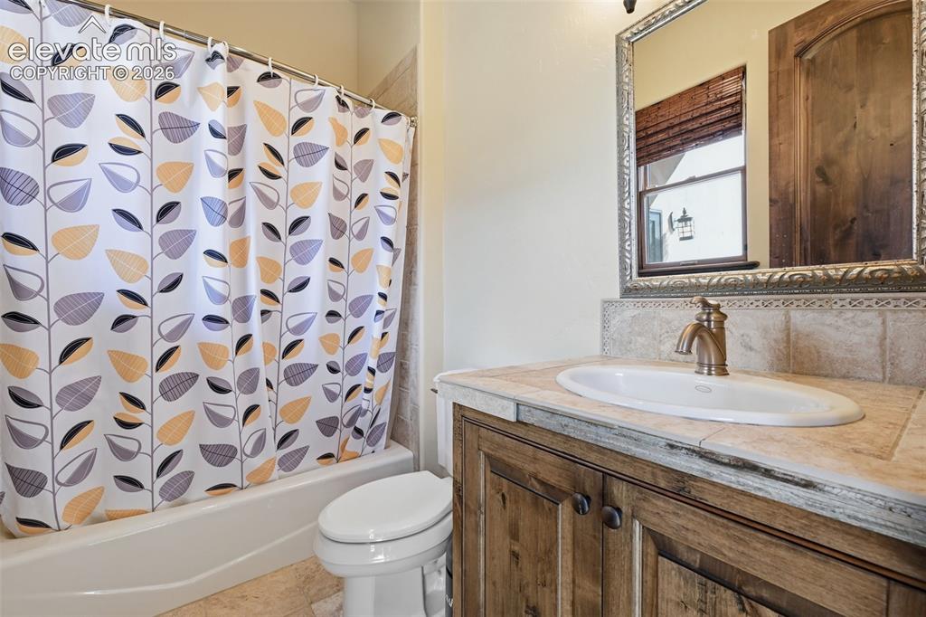 Image 36 of 49: Bathroom
