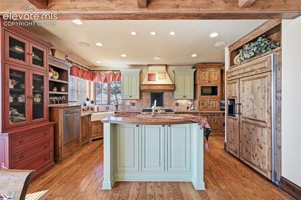 Image 8 of 49: Kitchen