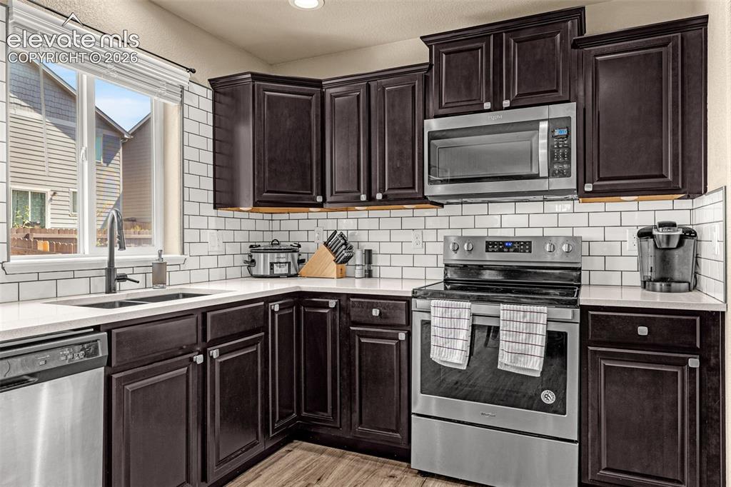 Image 12 of 40: Kitchen