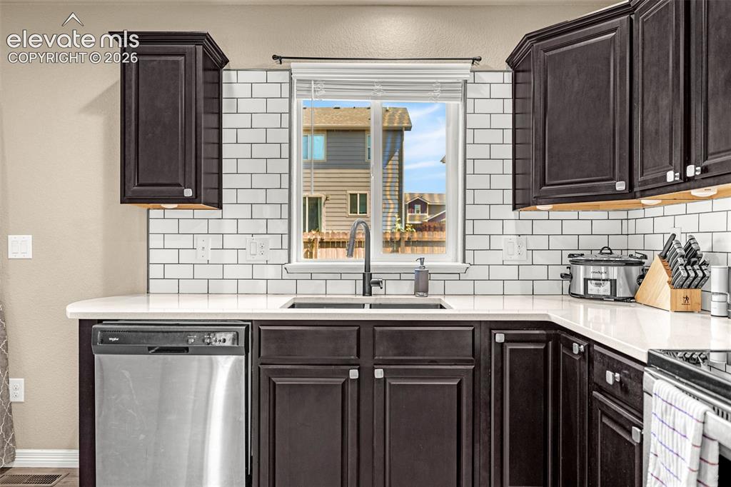 Image 15 of 40: Kitchen
