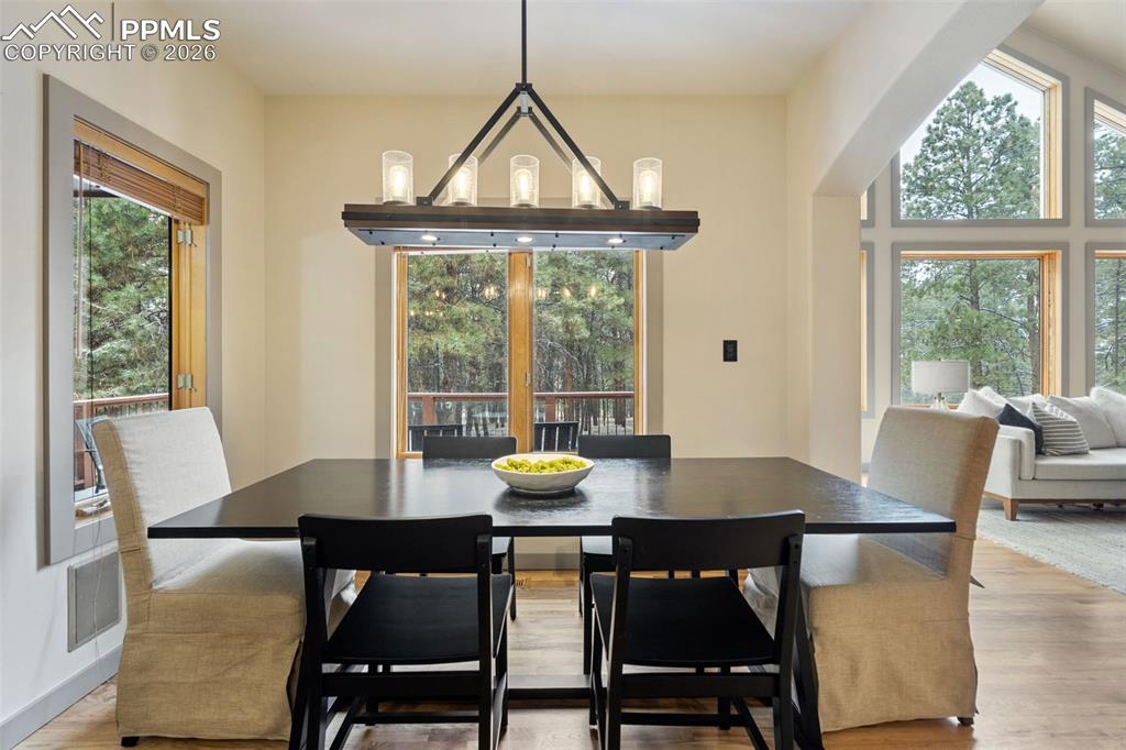 Image 10 of 50: Dining Area